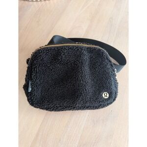 Lululemon Everywhere Belt Bag 1L Fleece Black Gold‎ Hardware Sherpa Fanny Pack